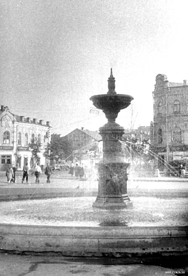 Пенза, фонтан перед театром на ул. Московской, История, Черно-белые