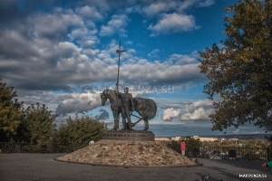 Памятник «Первопоселенец»