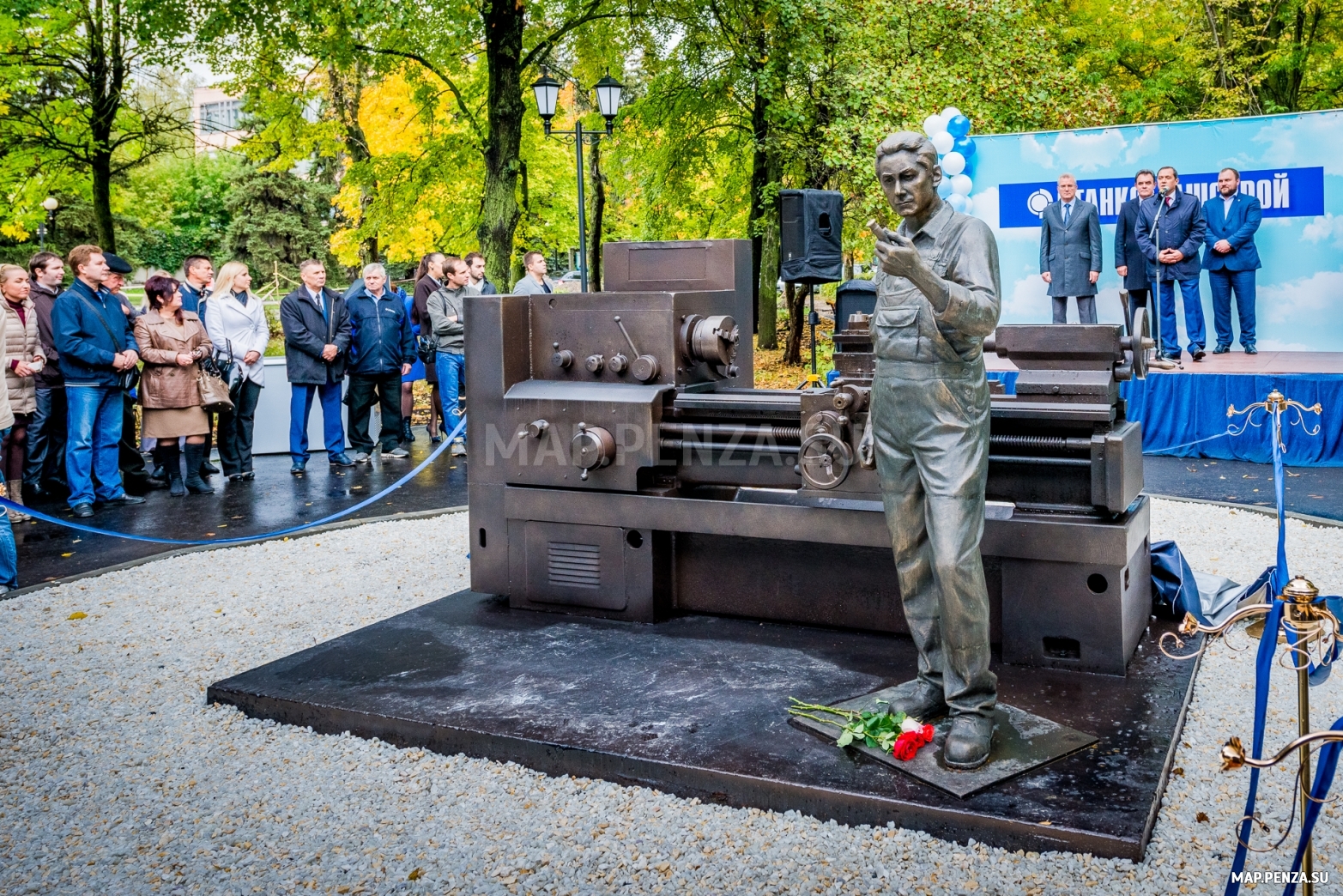 Памятник токарю, Современные, Достопримечательности, Цветные