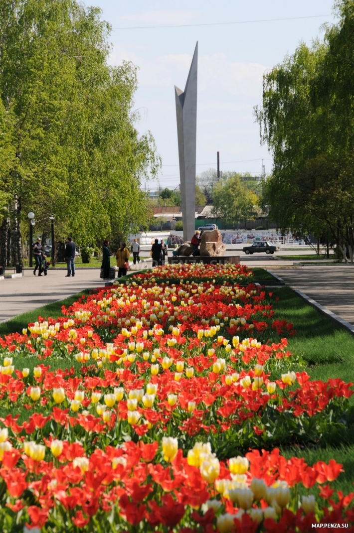 Пенза, цветочная клумба, монумент Росток, Современные, Профессиональные, Достопримечательности, Лето, День, Цветные